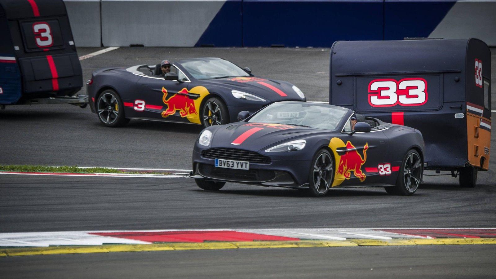 Οι πιλότοι της Red Bull Racing, οι Daniel Ricciardo και Max Verstappen, ανέβηκαν σε δύο Aston Martin που έσερναν τροχόσπιτα, για έναν μικρό αγώνα στην